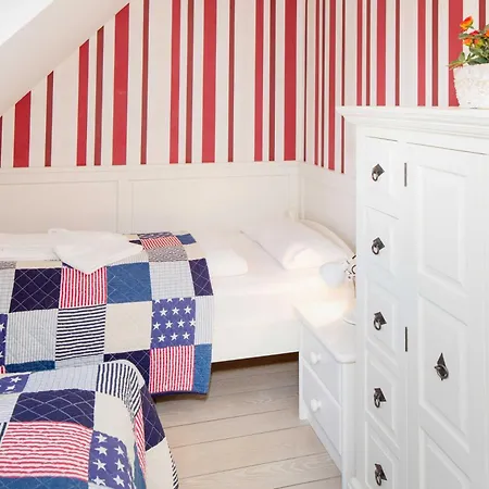 Carlotta S Beachroom *