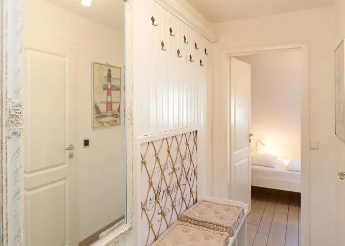 Carlotta S Beachroom * List